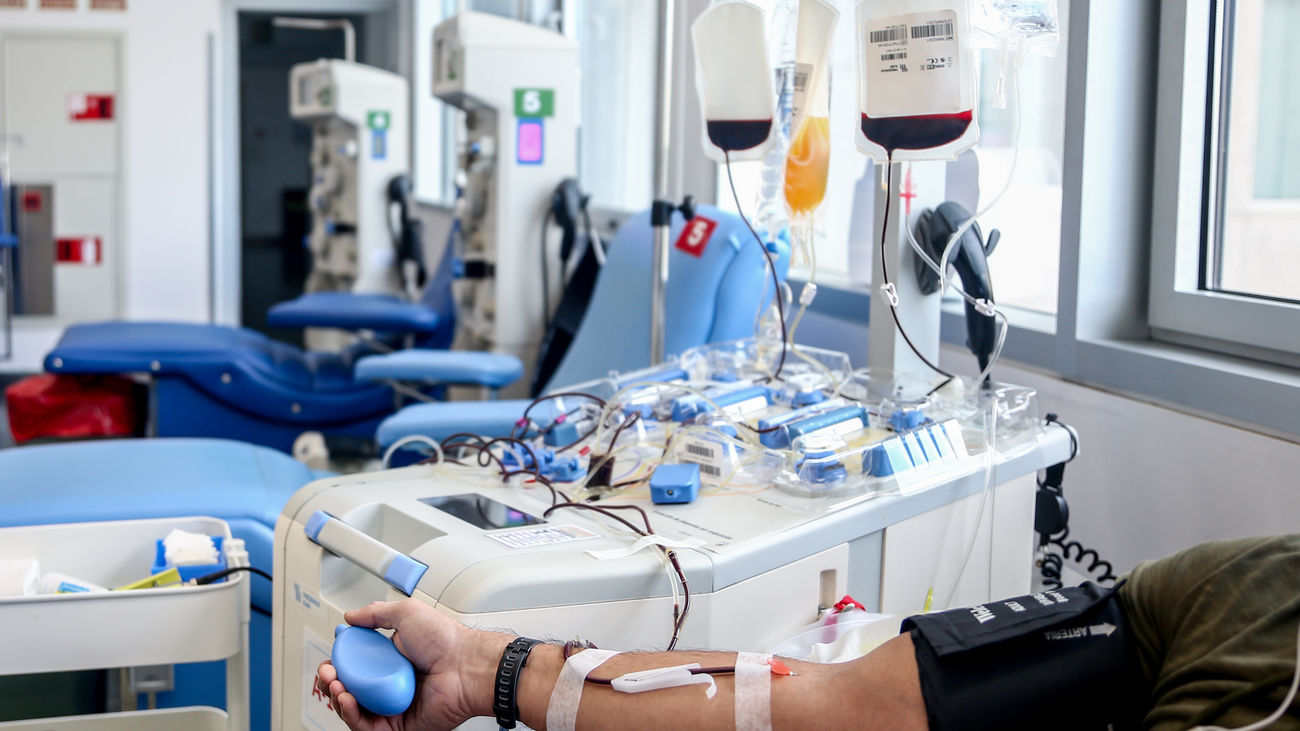 Un persona dona sangre en el laboratorio del Centro de Transfusión de Valdebernardo