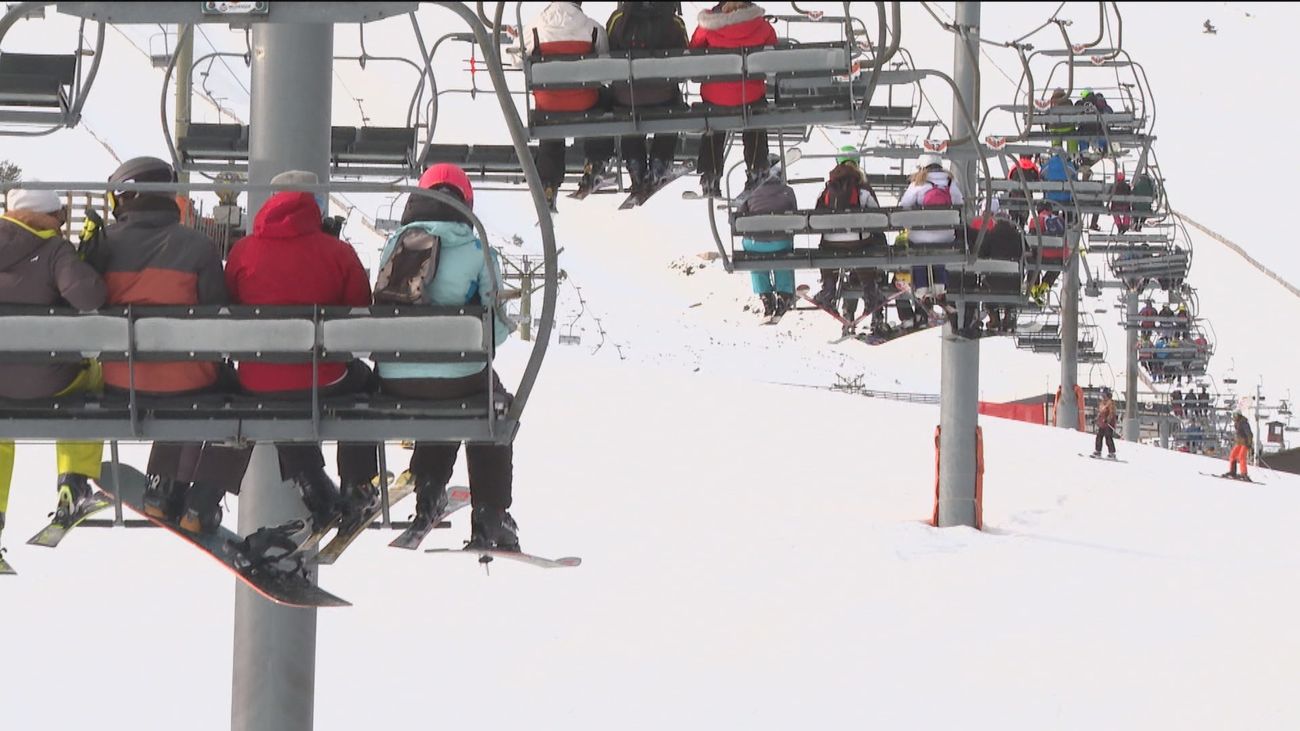 La Sierra se llena de familias que disfrutan de la nieve