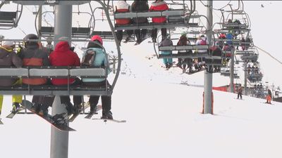 La Sierra se llena de familias que disfrutan de la nieve