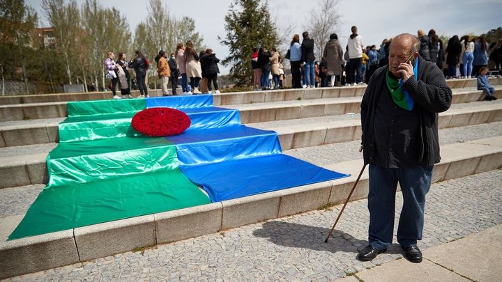 La bandera del pueblo gitano en la celebración de la Ceremonia del Río / EFE