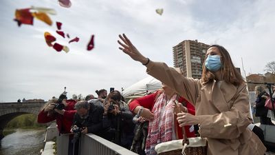 El pueblo gitano retoma la Ceremonia del Río, un acto simbólico y reivindicativo que rememora el éxodo romaní