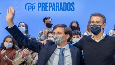 Feijóo ve a Almeida una "persona íntegra" que va a defender al Ayuntamiento personándose en el caso de las comisiones