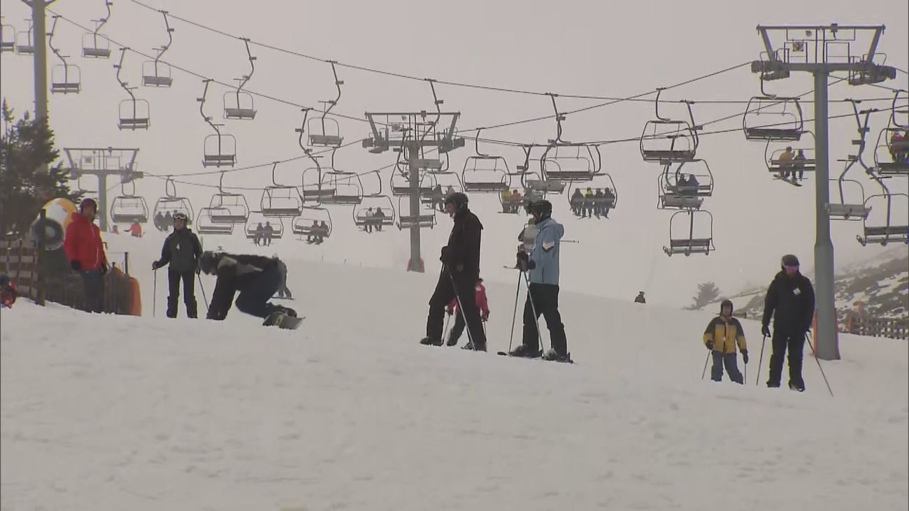 Aquí no hay playa, pero sí nieve: la Sierra, reclamo turístico de los madrileños por Semana Santa