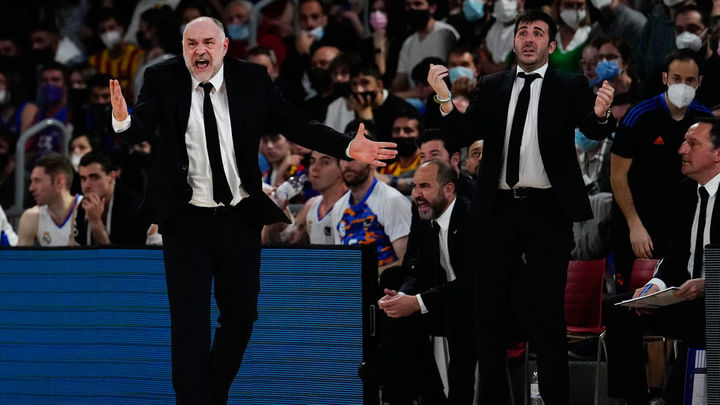 Pablo Laso protesta una decisión arbitral durante el F.C.Barcelona - Real Madrid celebrado en el Palau el 10 de abril de 2022 / EFE