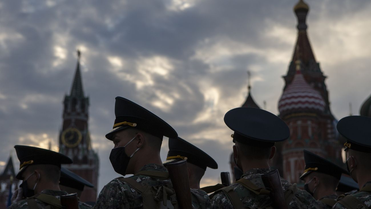 Desfile de soldados rusos en la plaza Roja de Moscú, con el Kremlin al fondo