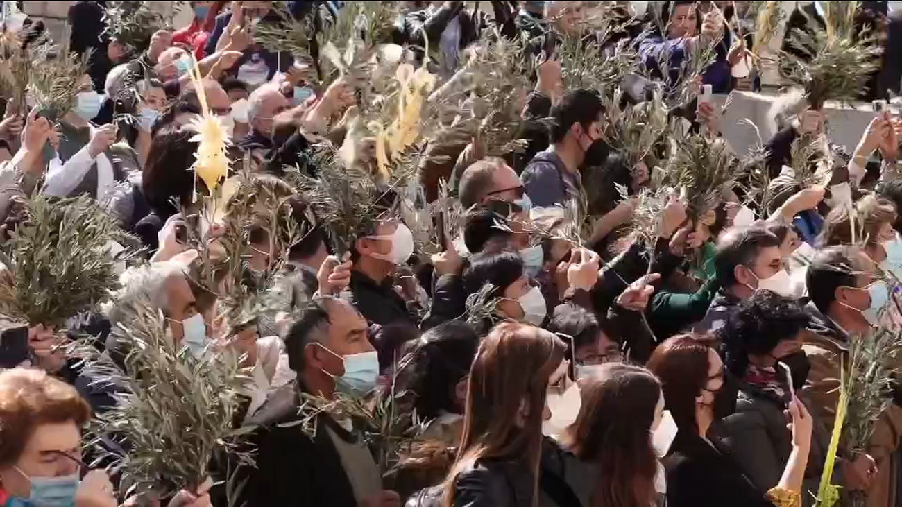 Madrid celebra el domingo de Ramos, con la procesión de las Palmas en la Almudena