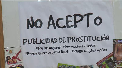 Vecinos de varios barrios de Madrid  recogen kilos de publicidad sexual  de los parabrisas de los coches