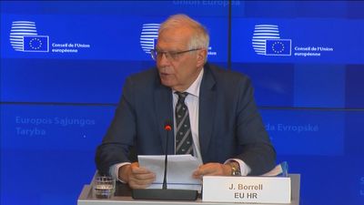 Borrell lamenta que la gobernabilidad de España "dependa de alguien a quien le importa un carajo"