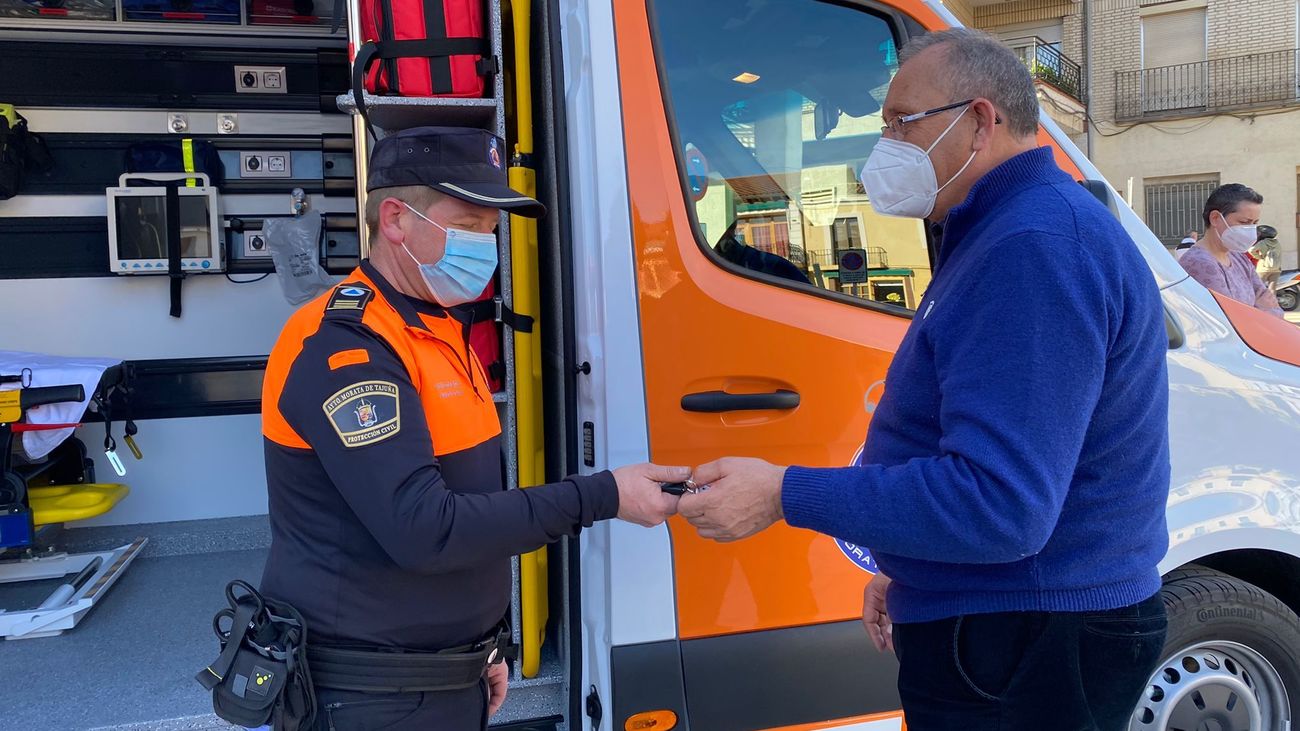 Entrega de las llaves del nuevo vehículo a Protección Civil de Morata de Tajuña