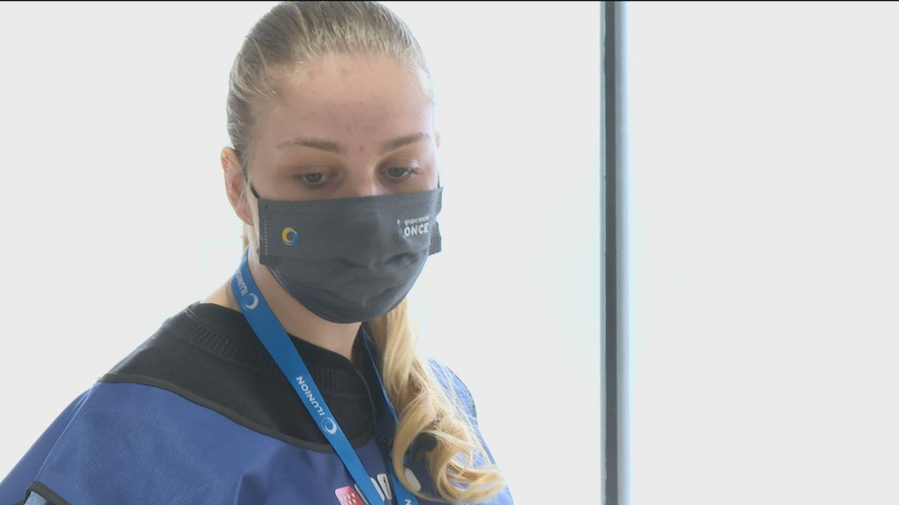 Viktoria, la joven intérprete ucraniana de sus compatriotas en el Zendal