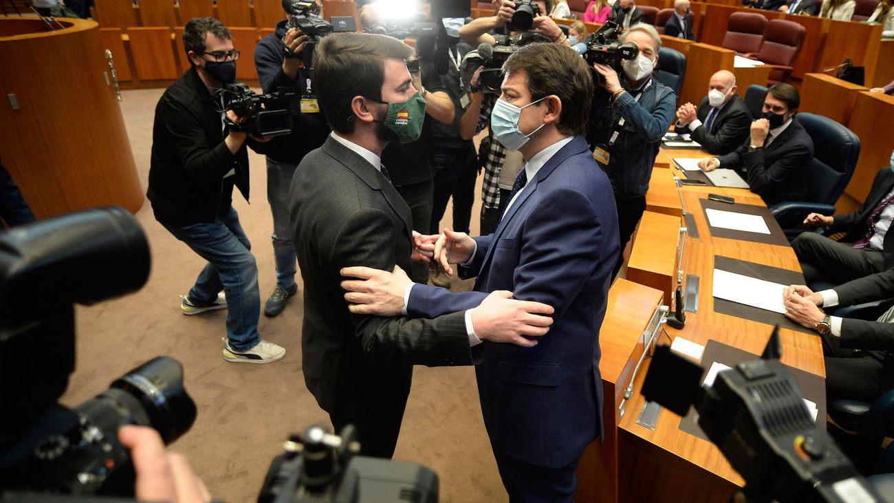 Fernandez Mañueco, investido presidente de Castilla y León con los votos del PP y Vox