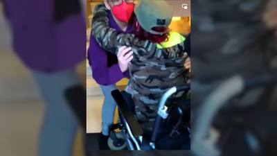 Una vecina de Casa de Campo, desesperada esperando un elevador para poder llegar al ascensor de su edifico