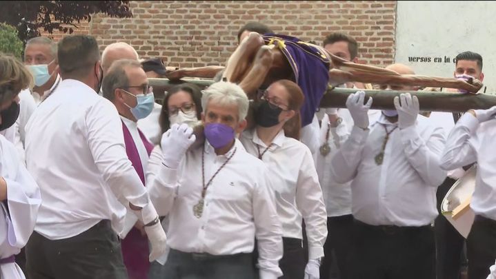 Anderos portando al Crucificado en Móstoles / REDACCIÓN