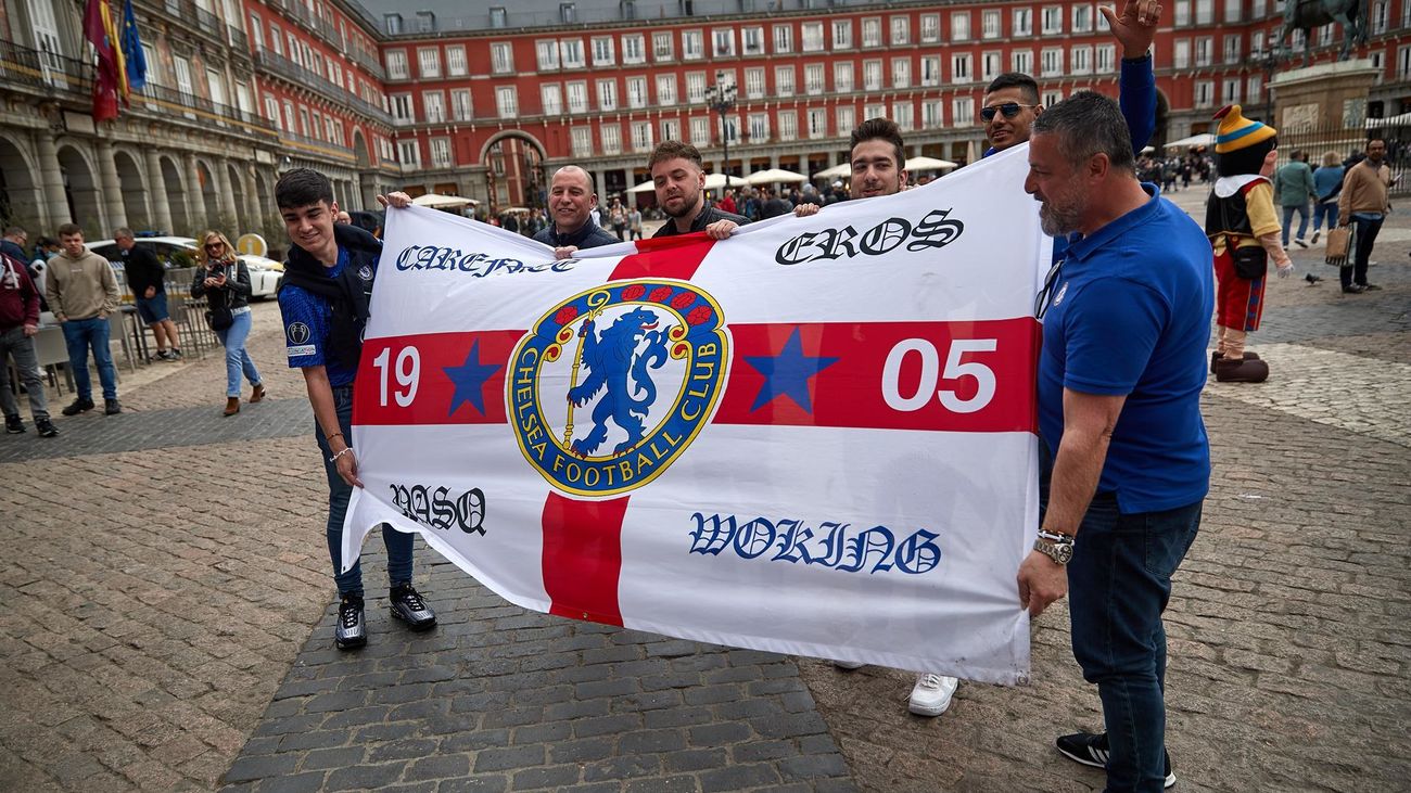 Tensión en la Plaza Mayor con disturbios entre hinchas de Chelsea y City