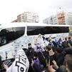La afición arropa al Real Madrid a su llegada al Bernabéu