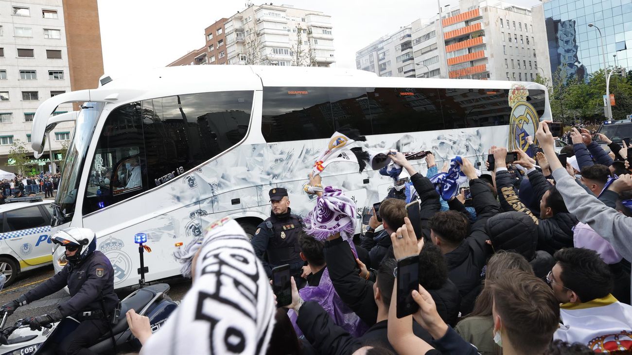 El autocar del Real Madrid a su llegada al Bernabéu