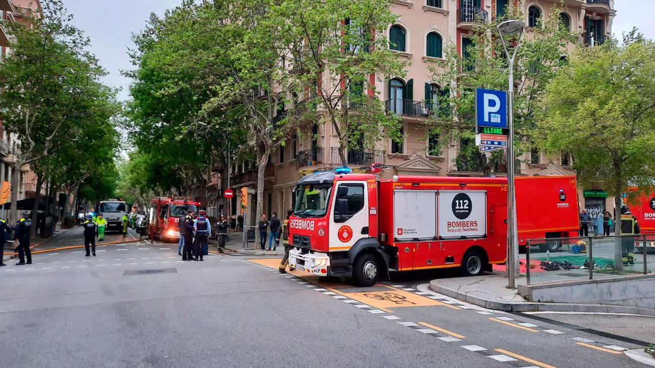 Cuatro heridos y ocho fincas afectadas por un gran incendio tras una explosión en el Eixample de Barcelona