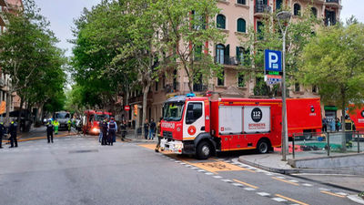 Cuatro heridos y ocho fincas afectadas por un gran incendio tras una explosión en el Eixample de Barcelona