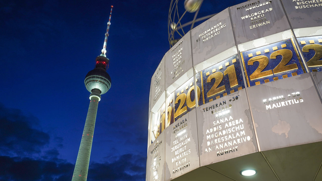 El Reloj Mundial y la Torre de la Televisión de Berlín, en Alemania