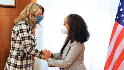 Yolanda Díaz se reúne con la embajadora de EEUU y apela a reforzar la cooperación sociolaboral