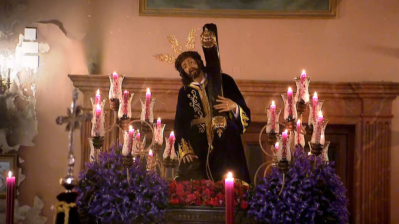 La imagen del Cristo de las Tres Caídas dispuesta a salir en procesión en la Semana Santa de Madrid