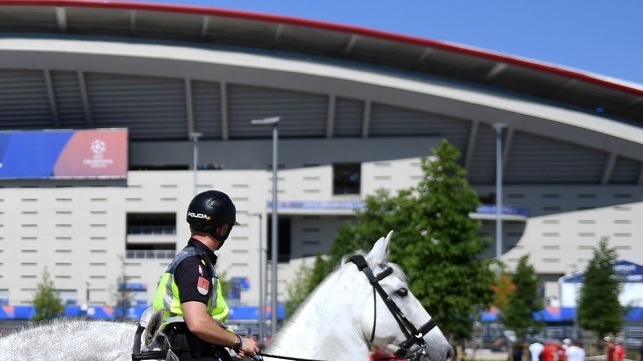 Policía en las inmediaciones del Wanda Metropolitano en una imagen de archivo
