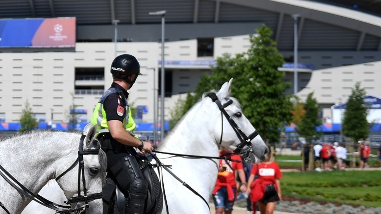 Policía en las inmediaciones del Wanda Metropolitano