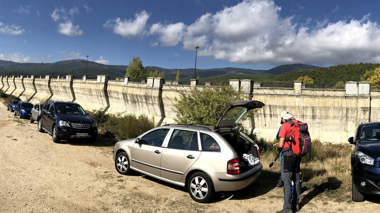 Guadarrama habilita un aparcamiento disuasorio en el embalse de La Jarosa ante la afluencia de visitantes