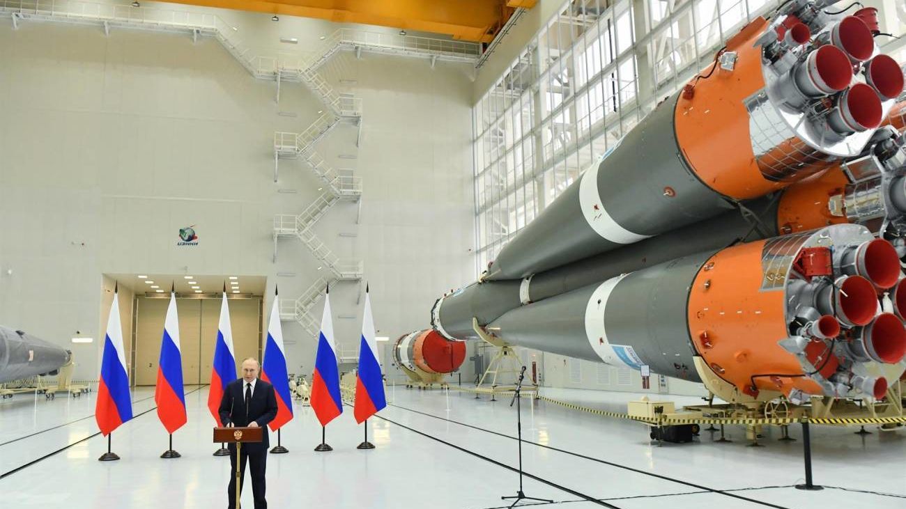 El presidente ruso, Vladimir Putin, junto a un cohete de la agencia Roscosmos