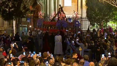 La salida arrodillada de las Tres Caídas de Madrid