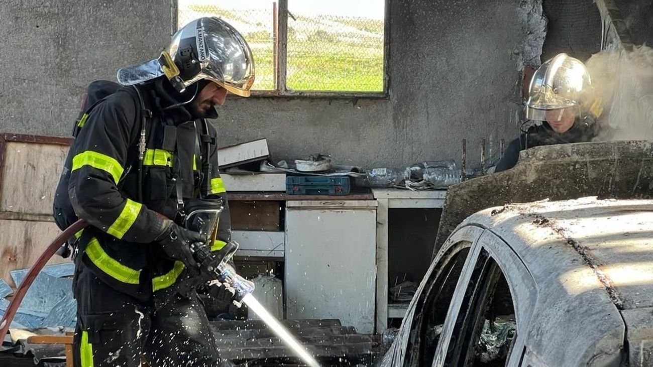 Extinguido un incendio en una nave agrícola con chatarra y ruedas en Colmenar de la Oreja