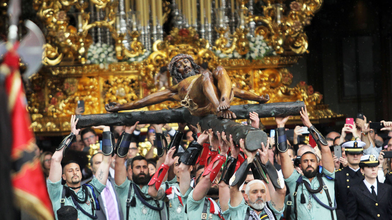 La legión rinde honores al Cristo de la Buena Muerte