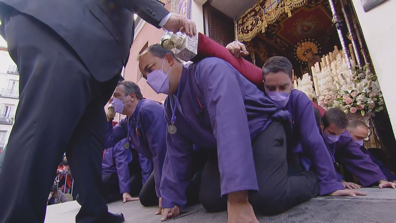 Complicada salida, de rodillas, de la Virgen del Dulce Nombre