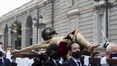 Las procesiones del Cristo de los Alabarderos y del  Cristo Yacente regresan al Palacio Real y Las Descalzas