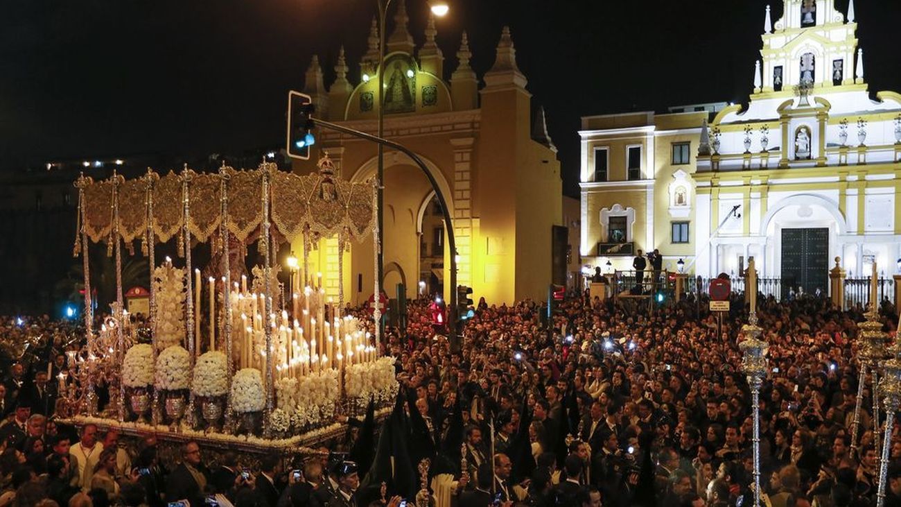 Sevilla recupera ‘La Madrugá’ con más de un millón de personas en la calle