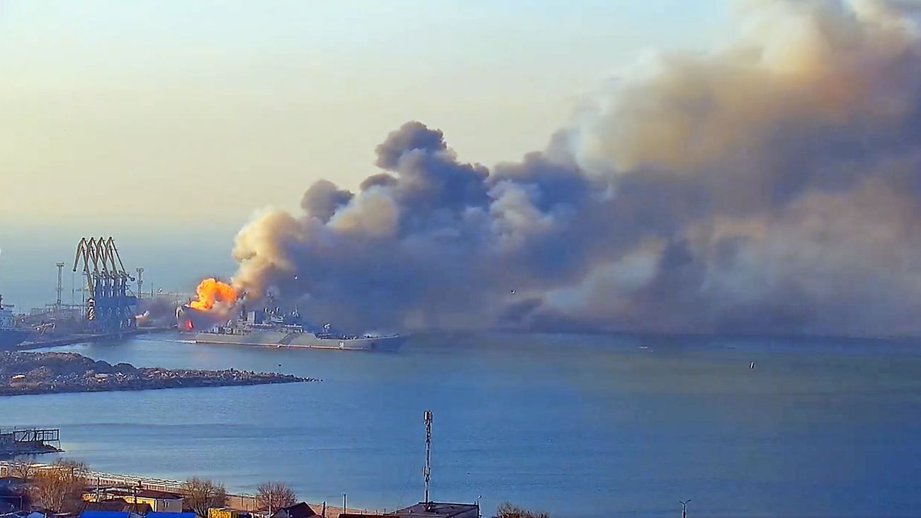 Incendio en el buque insignia de la flota rusa en el mar Negro, 'Moskva',