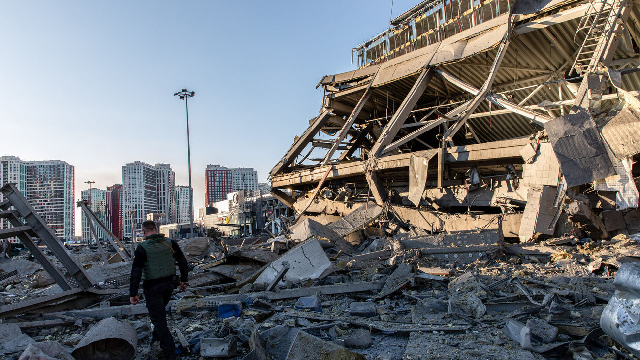 Patrullas de soldados ucranianos durante un toque de queda militar en Kiev cerca de un centro comercial dañado