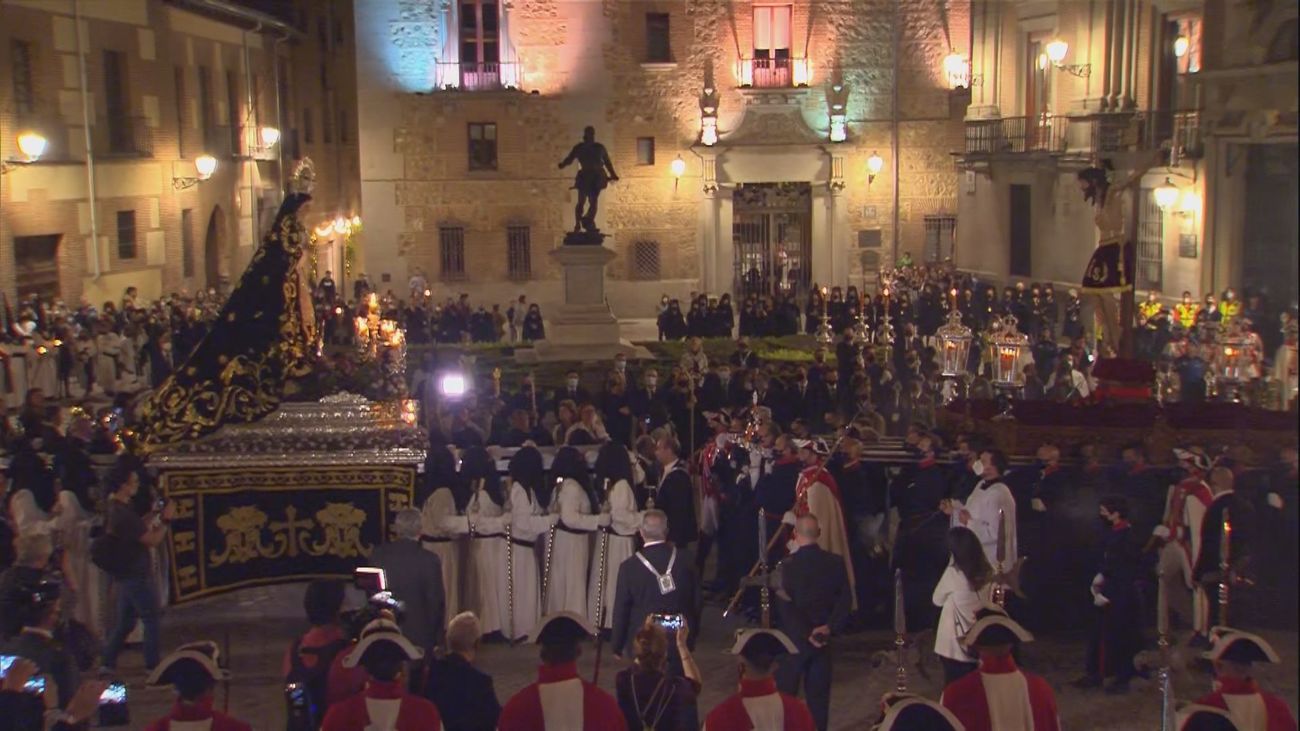 Así ha sido el encuentro de la Virgen de los Siete Dolores con el Cristo de los Alabarderos en la Plaza de la Villa