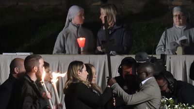 El papa implora por la paz en un Vía Crucis marcado por Ucrania