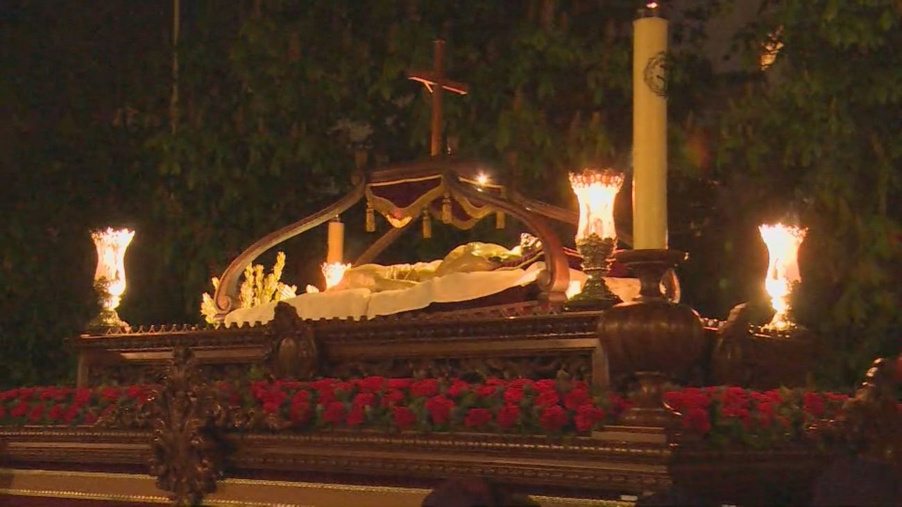 Procesión de Viernes Santo en completo silencio del Santo Entierro de Cristo en Alcalá de Henares
