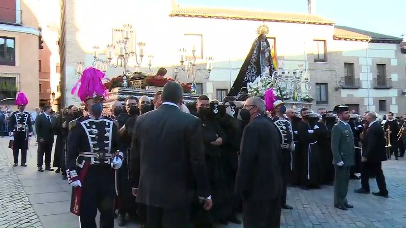 El encuentro de la Virgen de la Soledad con el Cristo Yacente en la plaza de la Villa