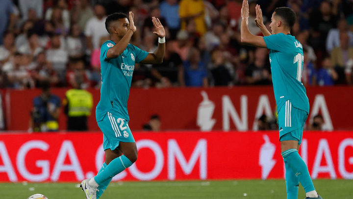 El delantero brasileño del Real Madrid Rodrygo Silva (d) celebra su gol, primero del equipo ante el Sevilla FC / EFE
