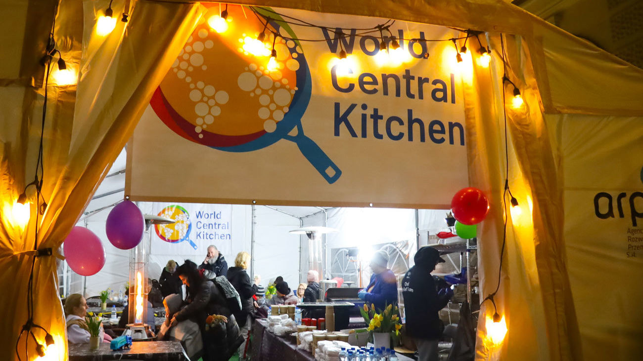 Tienda de la ONG World Central Kitchen que atiende a refugiados ucranianos en Polonia