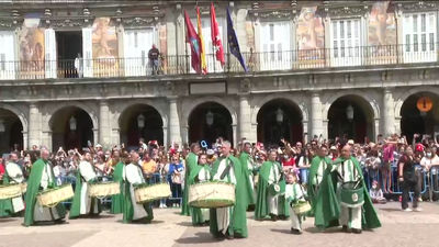 Así sonó la Tamborrada de Resurrección en la Plaza Mayor, punto final de la Semana Santa