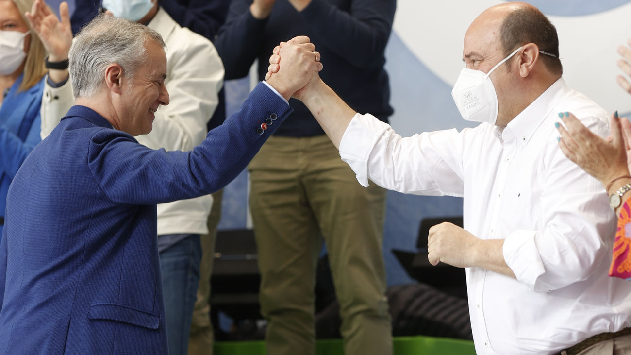 El lehendakari Iñigo Urkullu (i) y el presidente del PNV, Andoni Ortuzar, se dan la mano al comienzo de la celebración del Aberri Eguna