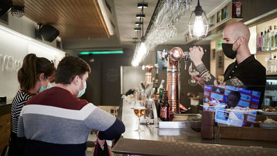 Los hosteleros rechazan la idea de eliminar el alcohol de sus menús: "Que se centren en los botellones"