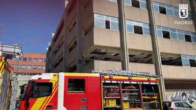 Heridos leves cinco ocupantes en el incendio de un edificio abandonado en San Blas