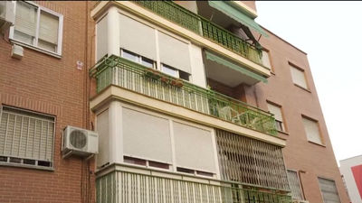 Un bebé de 18 meses se precipita al vacío desde la segunda planta de un piso en Fuenlabrada