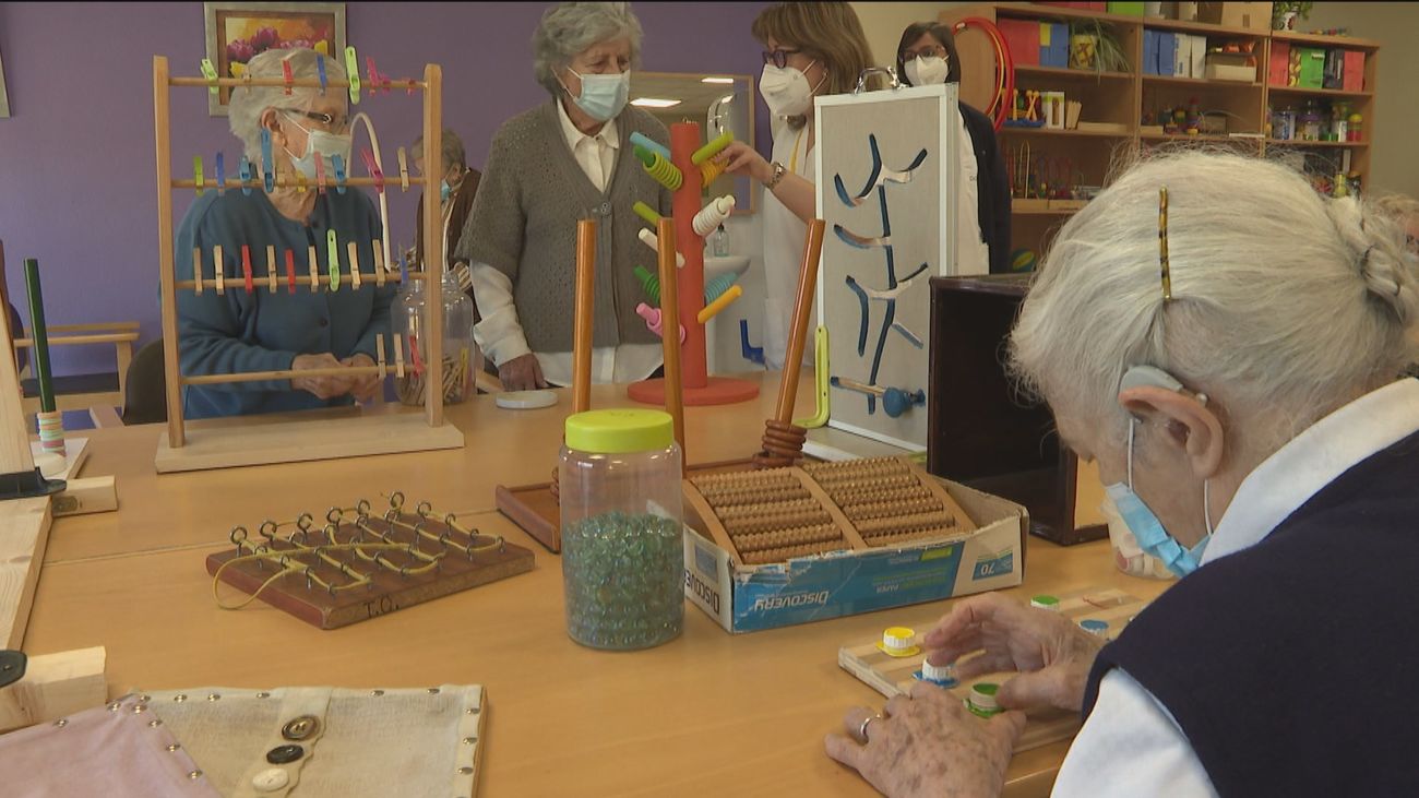 Crean aparatos para rehabilitación en una residencia de Alcalá con materiales reciclados