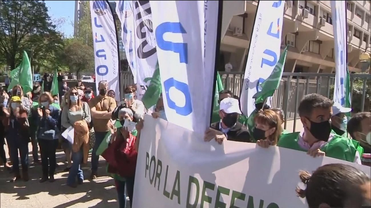 Funcionarios y policías se concentran frente a MUFACE en contra de los recortes sanitarios de los mutualistas